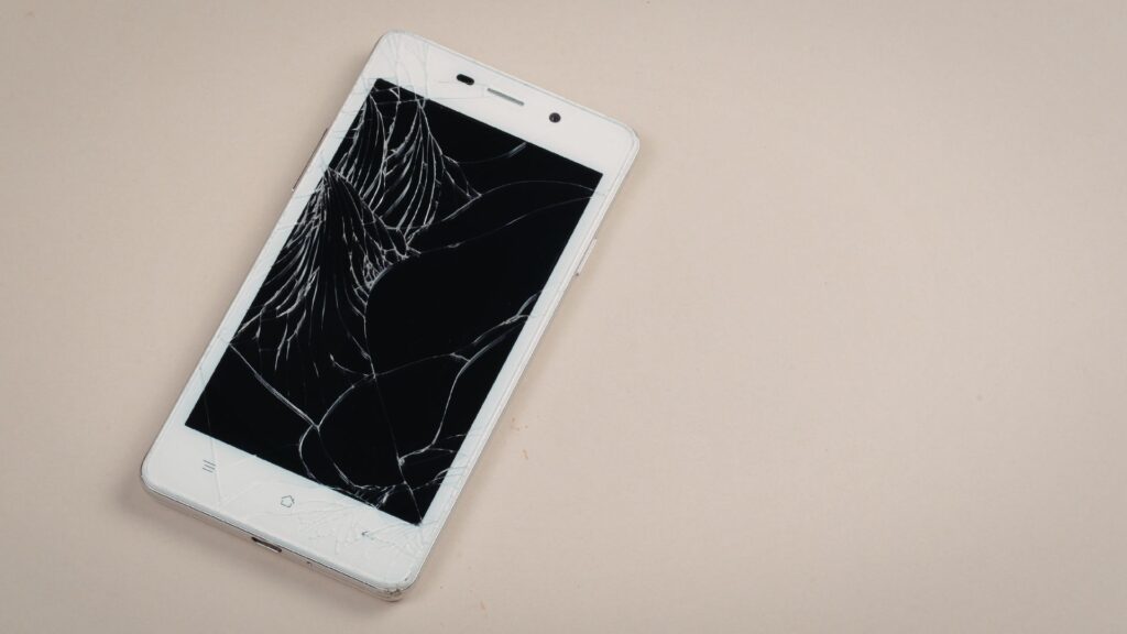 tela de celular quebrada